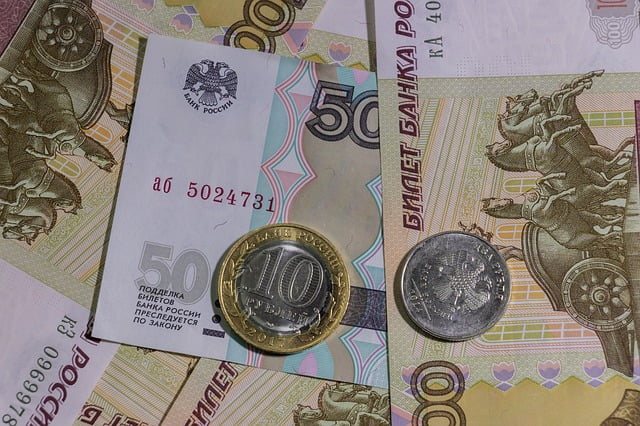 https://pixabay.com/ru/photos/currency-wealth-finance-background-3088153/