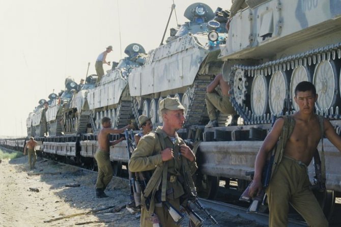 Погрузка боевой техники на железнодорожной платформе в Термезе (Узбекистан).