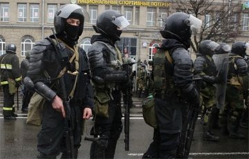 How many retired security forces are there in Belarus and what pensions do they receive?