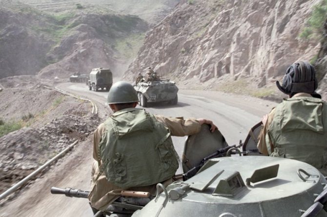 Советские воины возвращаются из Афганистана на родину. Дорога через Саланг.