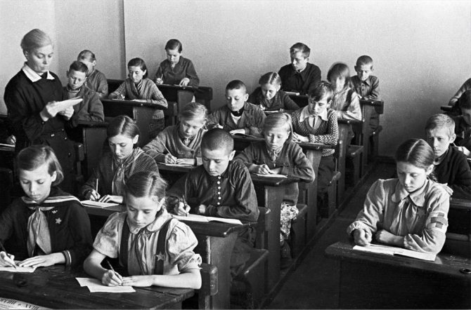 Учащиеся пишут диктант. Автор С. Васин. 1942 год