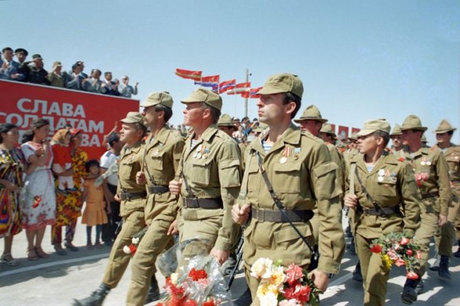 Воины-интернационалисты ограниченного контингента советских войск, выведенных из Афганистана, проходят в торжественном строю перед собравшимися жителями города Термеза в Узбекистане.