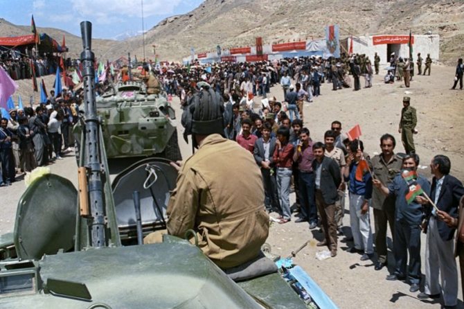 Жители Афганистана провожают советских воинов-интернационалистов.